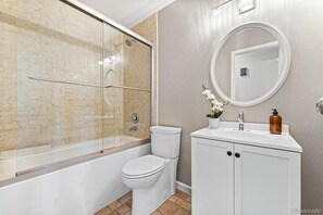 Shower, hair dryer, towels, soap - Spacious 5-bedroom house in enchanting Aurora with ,RV Parking Area,WiFi,AC etc. (Aurora)