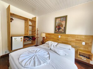 Basic Double Room | Bed sheets - Pousada Filosófica (Campos do Jordão)