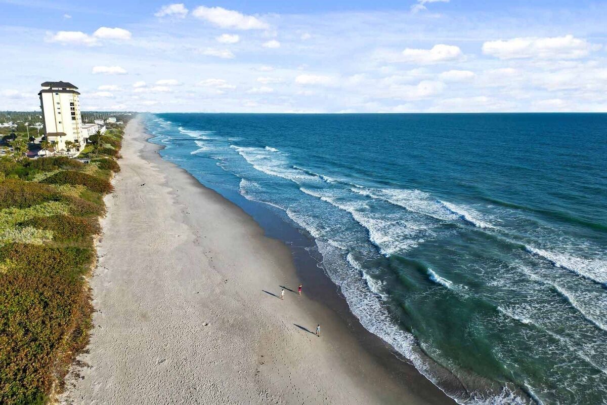 Beach nearby, sun-loungers, beach towels