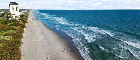 Beach nearby, sun-loungers, beach towels