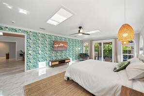 5 bedrooms, desk, iron/ironing board, WiFi