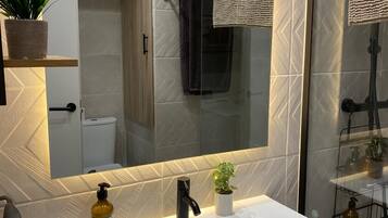 Douche, serviettes fournies