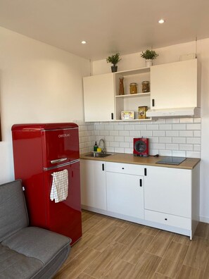 Kühlschrank, Mikrowelle, Wasserkocher mit Kaffee-/Teezubehör
