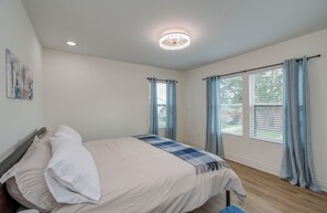 4 bedrooms, iron/ironing board, WiFi, bed sheets - Luxury Home in downtown Houston area  (Houston)