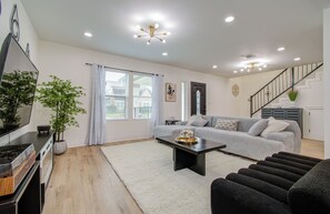 Smart TV, fireplace - Luxury Home in downtown Houston area (Houston)