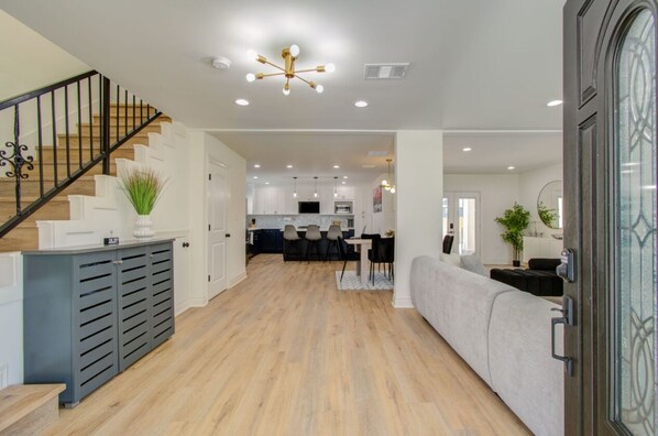 Smart TV, fireplace - Luxury Home in downtown Houston area (Houston)