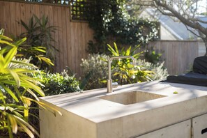 Property grounds - Stunning 3 bedroom Architectural Gem (Watsons Bay)