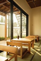 Desayuno con opciones de la cocina local incluido todos los días 