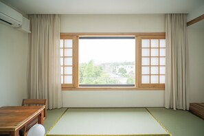 Superior Double Room | Premium bedding, free WiFi, bed sheets - Hajime Homestay (Hue)