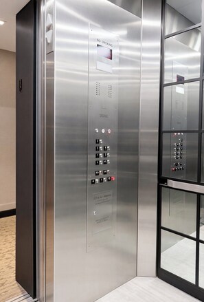 Lift - Hotel Mirage Brooklyn  (Brooklyn)