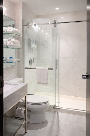 Deluxe Double Room | Bathroom | Shower, towels, soap, shampoo - Hotel Mirage Brooklyn  (Brooklyn)
