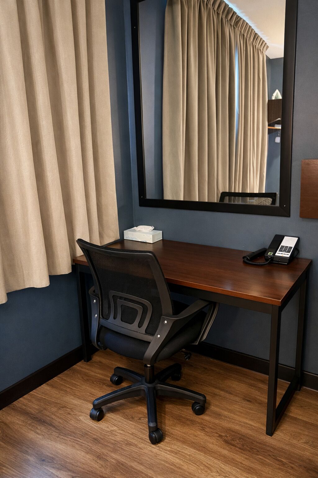 Skrivebord, skrivebord for bærbar PC og wi-fi (inkludert)