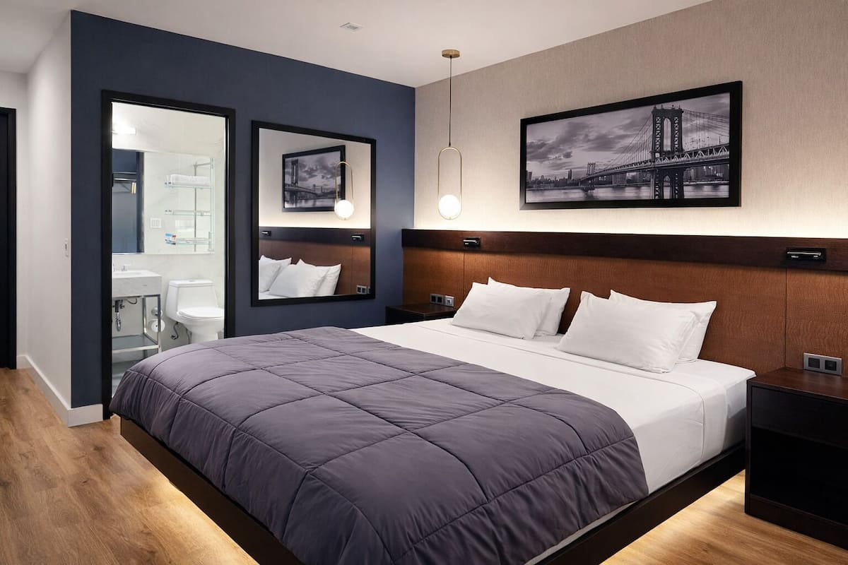 Enkeltrom – deluxe | Skrivebord, skrivebord for bærbar PC og wi-fi (inkludert)