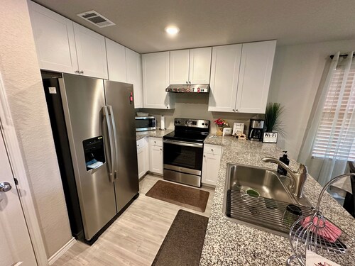 Schlitterbahn Getaway With Community Pool.  Near Downtown New Braunfels!