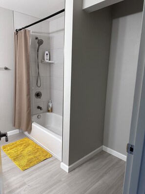 A modern bathroom with a shower, a bathtub, and a toilet. - Cozy 2-bedroom condo with WiFi, AC in-both bedrooms - Waikoloa Village (Waikoloa Village)
