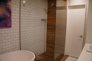 Douche, serviettes fournies, savon, papier toilette