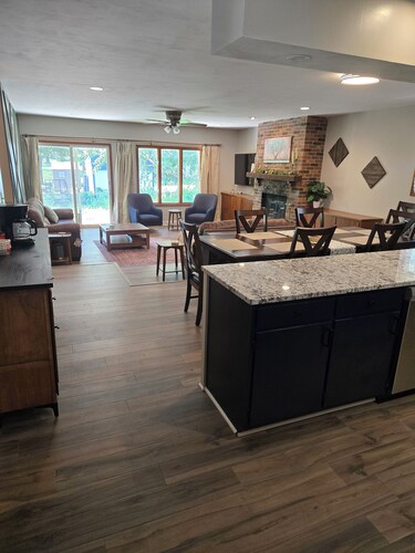 Cozy 3-bedroom open floor plan house in charming Lincoln with WiFi, AC,