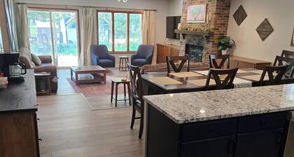 Cozy 3-bedroom open floor plan house in charming Lincoln with WiFi, AC,