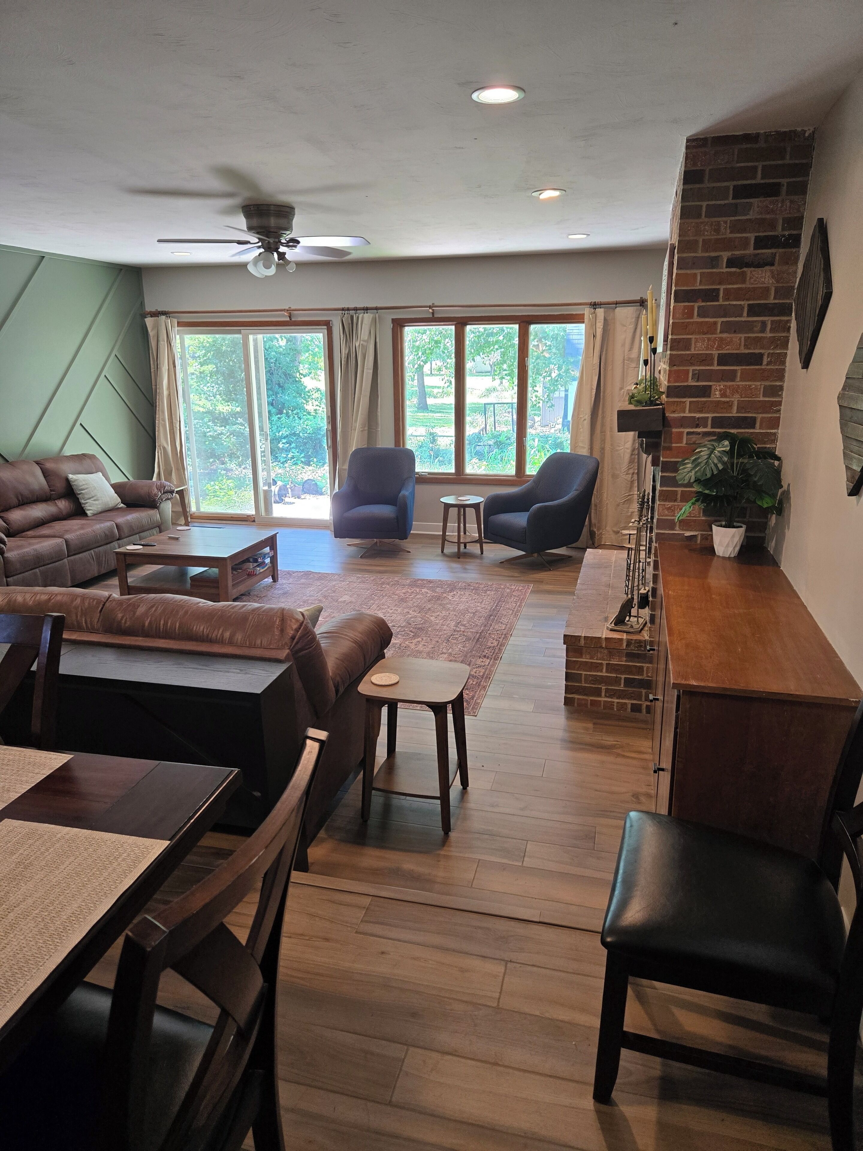 Smart TV, chimenea y libros 