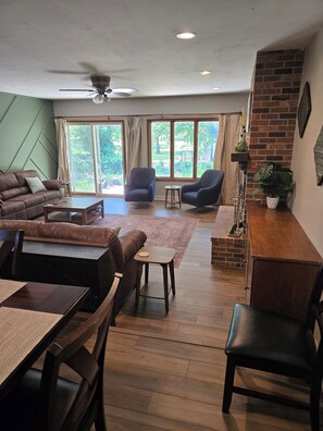 TV connectée, cheminée, livres