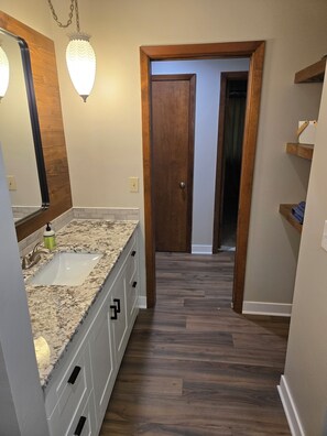 Douche, sèche-cheveux, serviettes fournies, savon