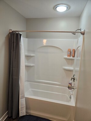 Een douche, een haardroger, handdoeken, zeep