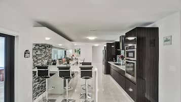 Micro-ondes, four, plaque de cuisson, lave-vaisselle