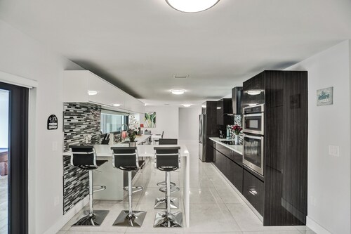 Spacious 5-bedroom Luxury villa with AC and fitness room in fabulous Miami