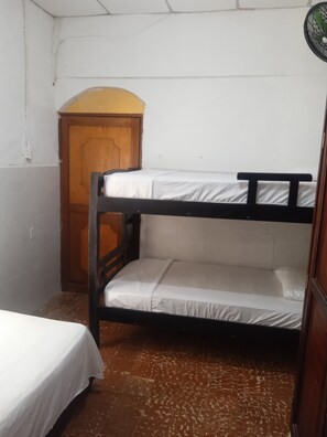 5 bedrooms, WiFi, bed sheets