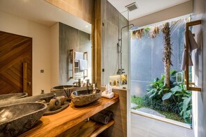 Shower, hair dryer, bidet, towels - Private Villa Resort w/ 2bedrooms, gym, yoga shala, Sonos in Pejeng Kawan, Ubud (Tampaksiring, Ubud)