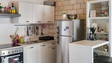 Een koelkast, een oven, een kookplaat, een vaatwasser