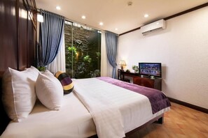 Premium bedding, individually decorated, individually furnished, desk - Impressive Boutique Hotel (Hanoi)