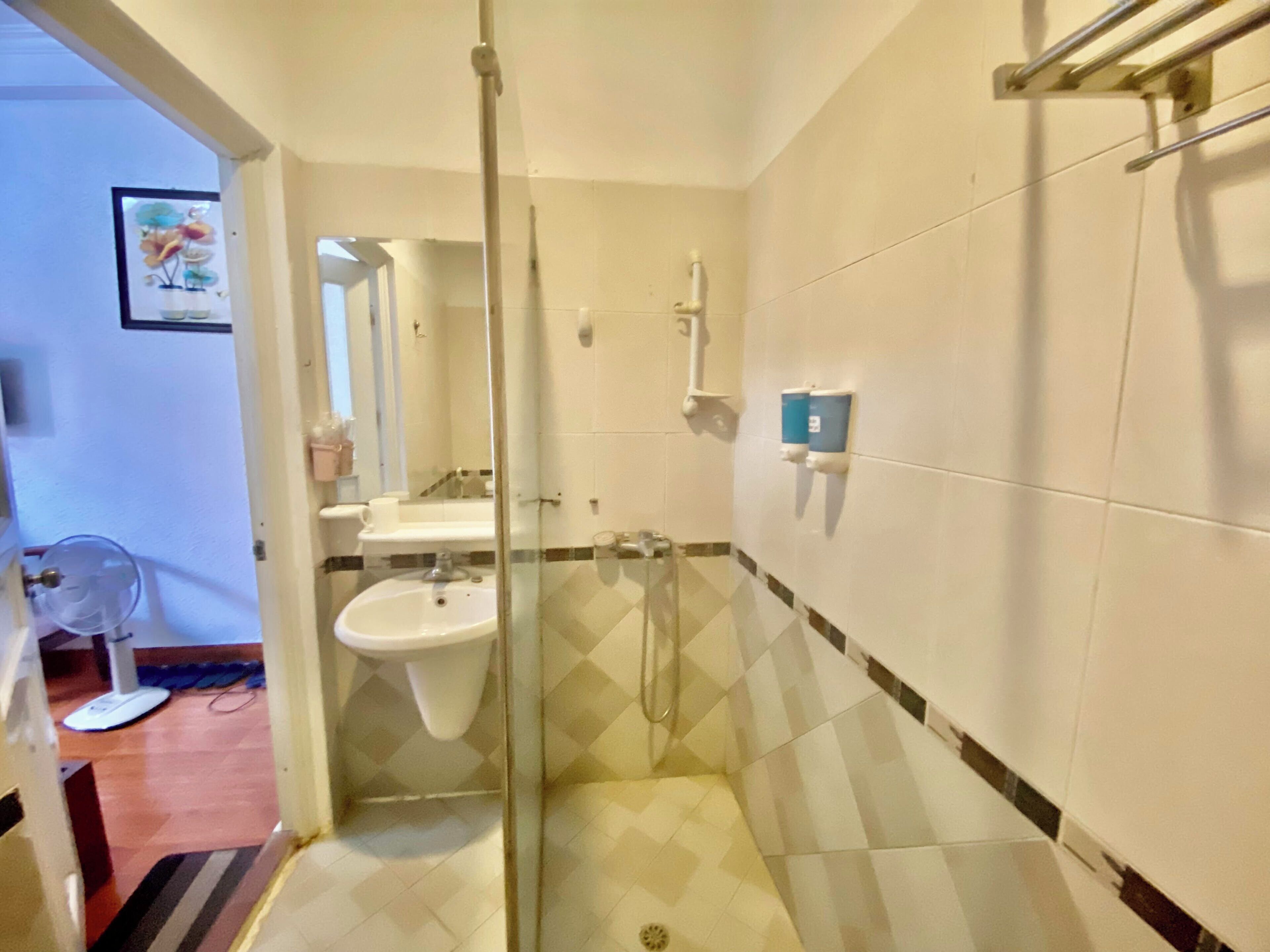 Phòng đôi phong cách cổ điển, quang cảnh thành phố | Phòng tắm | Đồ dùng nhà tắm được thiết kế riêng, máy sấy tóc, dép đi trong nhà 