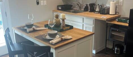 Refrigerador, microondas, utensilios de cocina