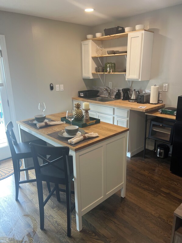 Køleskab, mikrobølgeovn, køkkentøj/tallerkener/redskaber