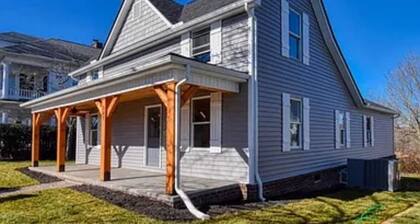 Historic 2-bedroom house with WiFi and AC in downtown Lenoir City