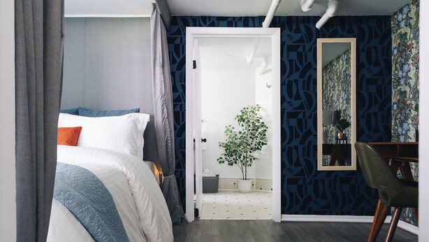 A modern hotel room with a large bed, a desk, and a mirror. - Sacramento - Stylish 2BR Apt in Irving Park (Chicago)