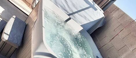 Tina de hidromasaje al aire libre