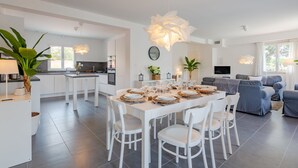 Un espacio habitable moderno y abierto, con comedor, cocina y zona de estar.