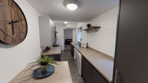 Kjøleskap, mikrobølgeovn, ovn og kokeplater