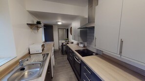 Geladeira, micro-ondas, fogão, cooktop