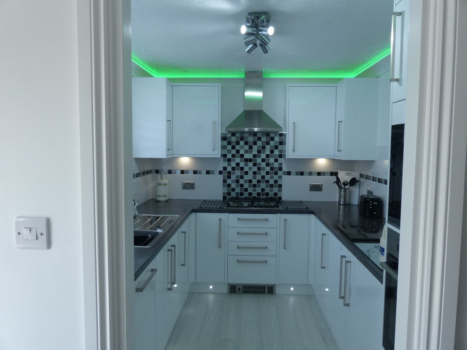 冰箱、微波炉、烤箱、炉灶