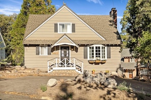 Exterior - Charming 3-Bedroom Cabin in Enchanting Lake Arrowhead-Lake Rights & Cozy Fit Pit (Lake Arrowhead)