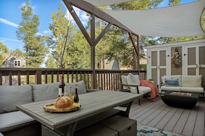 Outdoor dining - Charming 3-Bedroom Cabin in Enchanting Lake Arrowhead-Lake Rights & Cozy Fit Pit (Lake Arrowhead)
