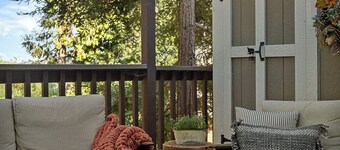 Charming 3-Bedroom Cabin in Enchanting Lake Arrowhead-Lake Rights & Cozy Fit Pit