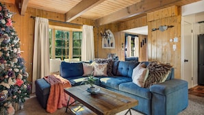 Unclassified image, 4 of 35, button - Charming 3-Bedroom Cabin in Enchanting Lake Arrowhead-Lake Rights & Cozy Fit Pit (Lake Arrowhead)