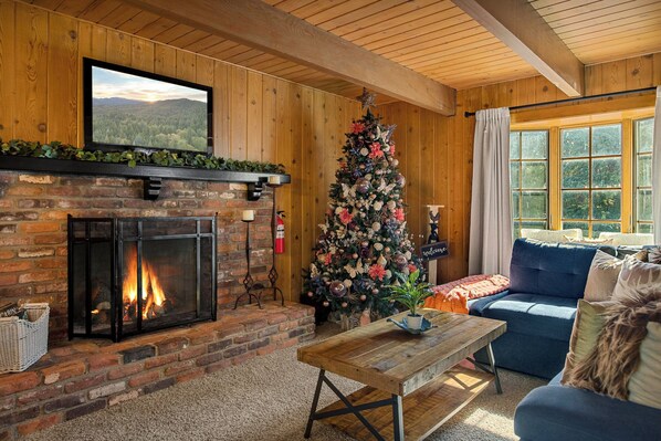 Interior - Charming 3-Bedroom Cabin in Enchanting Lake Arrowhead-Lake Rights & Cozy Fit Pit (Lake Arrowhead)