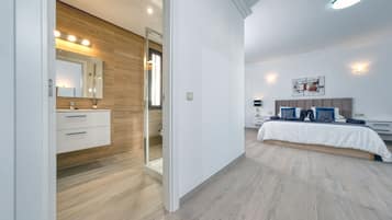 5 slaapkamers, een kluis op de kamer, een bureau