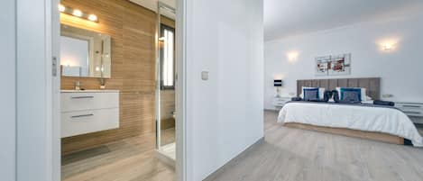 5 bedrooms, in-room safe, desk, iron/ironing board