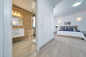 5 dormitoris, caixa forta a l'habitació i escriptori 